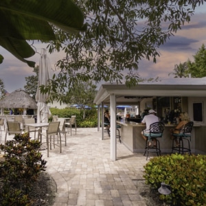 outdoor bar cocktails on sanibel island